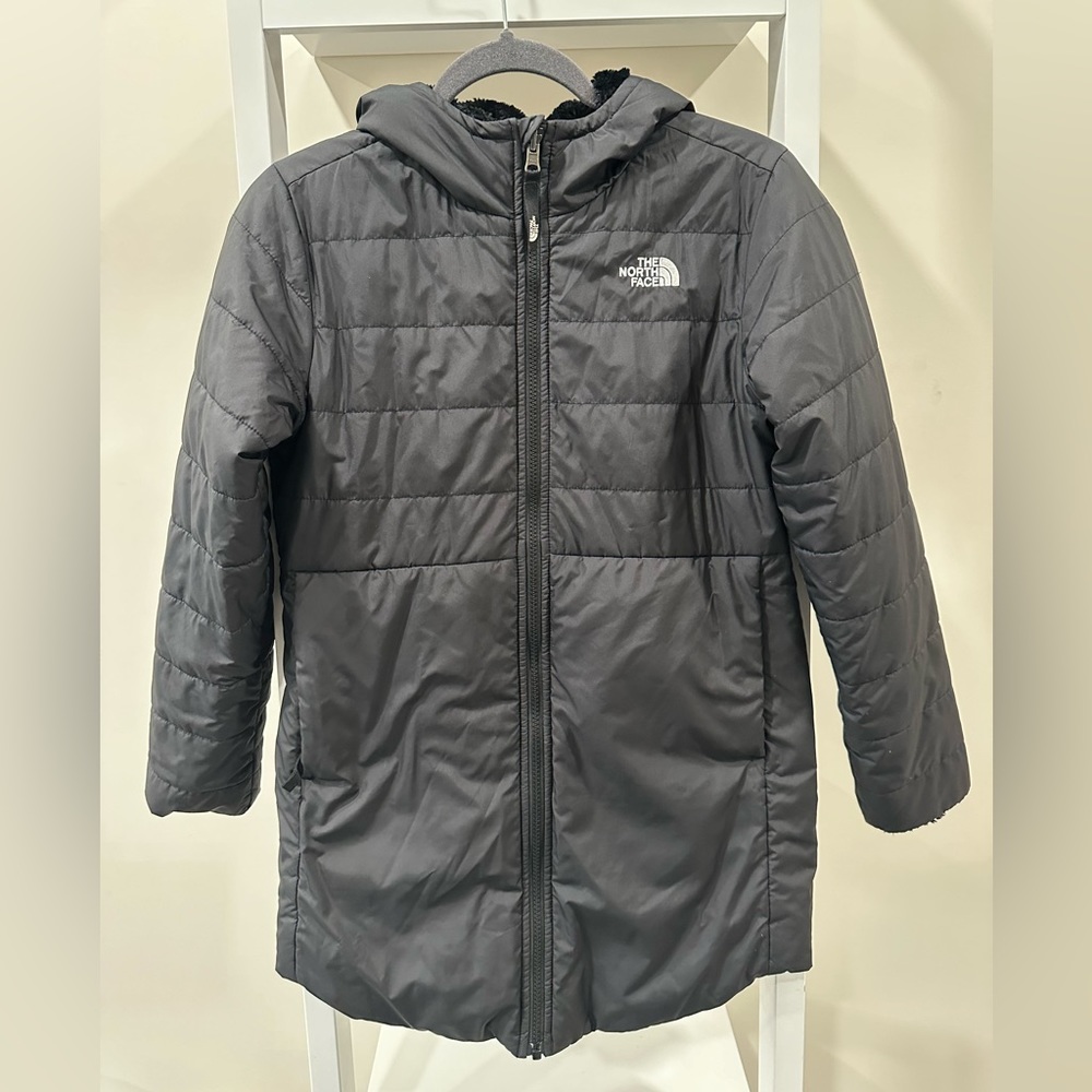 The North Face Girls Reversible Mossbud Swirl Parka in Black (Size: Youth Large)